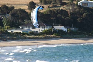 kitesurfing on Cremorne Beach near Hobart in Tasmania  // kiterrcom