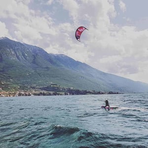 Kiteboarding in Lake Garda, Italy - photo by Easykite.it // Kiterr.com