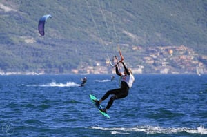Kiteboarders in Lake Garda, Italy - photo by Kiteschool.it // Kiterr.com