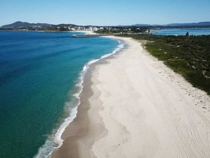 drone shot of Nine Mile Beach in East Tasmania  // kiterr
