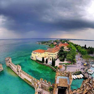 A drone shot of Sirmione in Lake Garda, Italy - photo by @poivorrei (Insta) // Kiterr.com