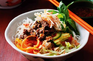 Vietnamese street food - Lemongrass beef noodle salad | Kiterr.com