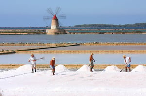 Stagnone salt pans with its windmills | Kitesurfing in Lo Stagnone, Sicily - Kiterr.com